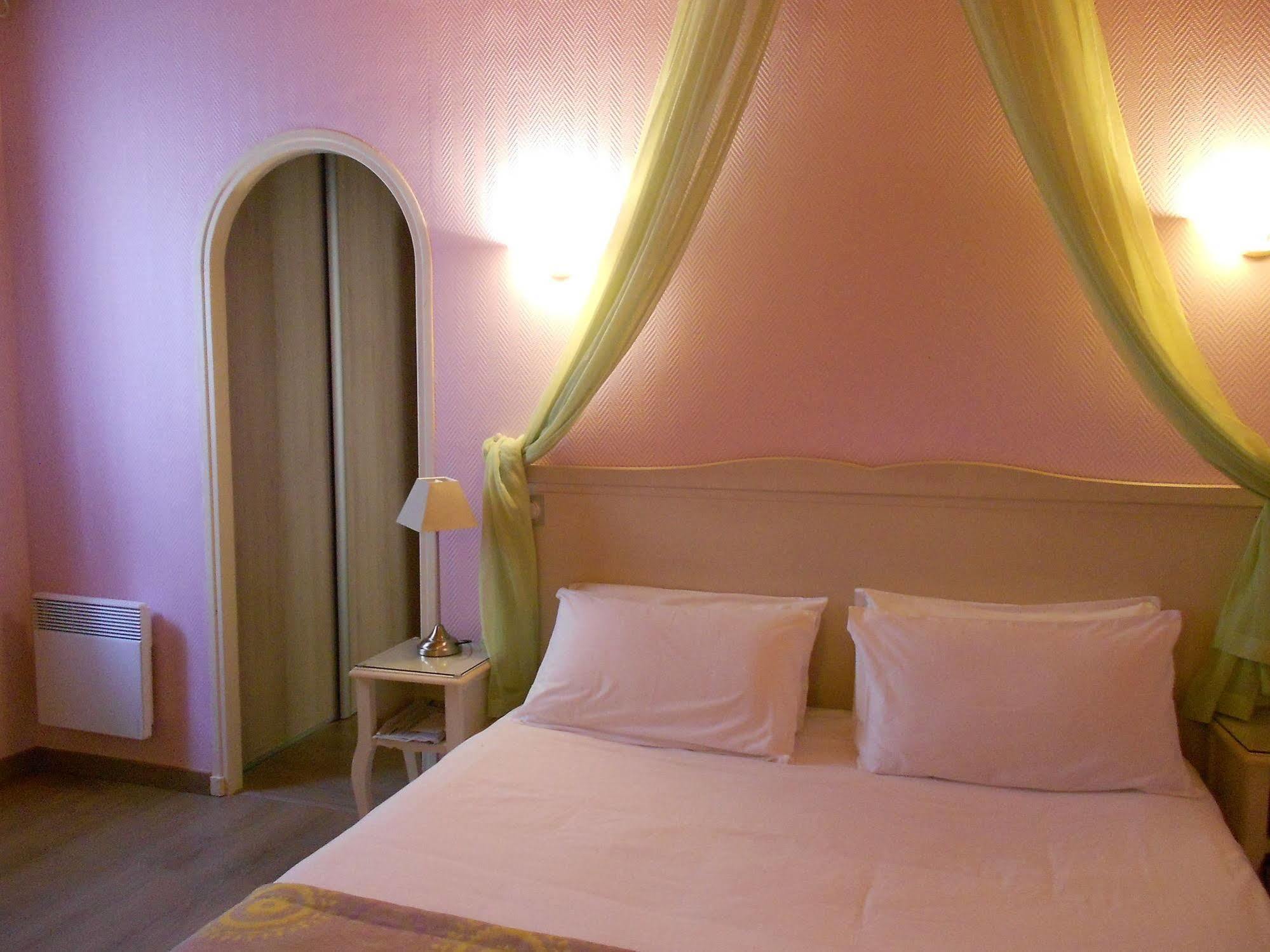 Le Medieval Palais Des Papes 3*