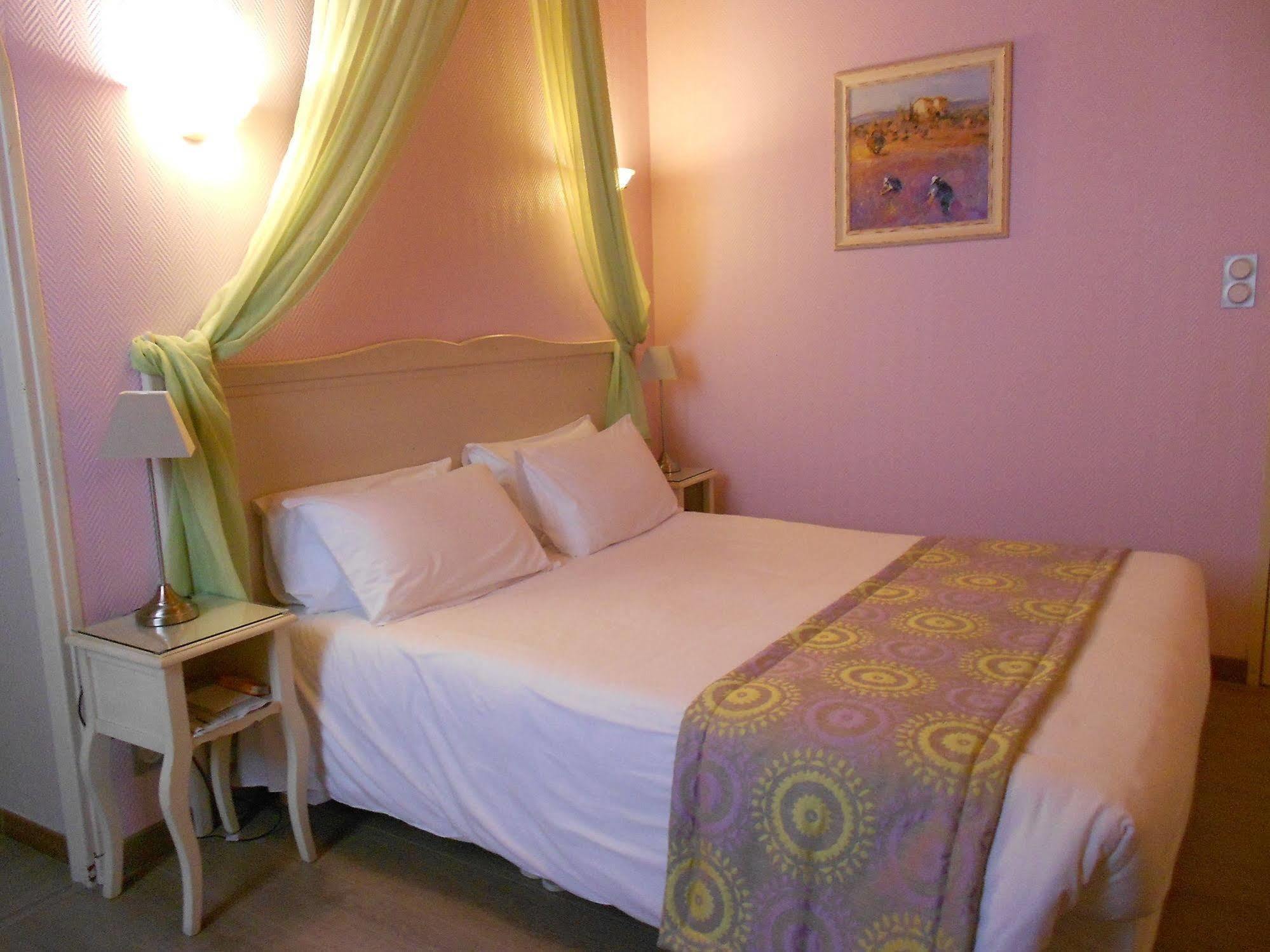 Hotel Le Medieval Palais Des Papes 3*